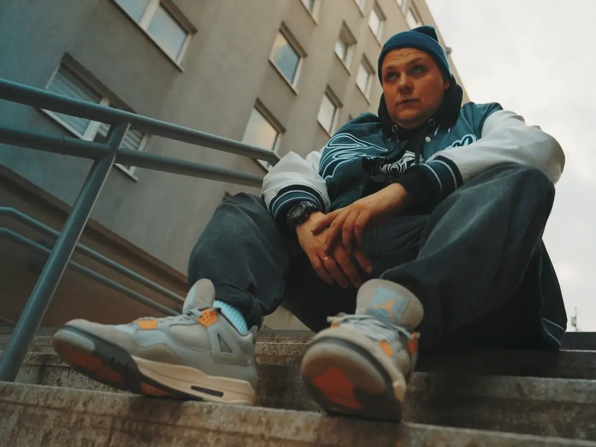 Prykson Fisk w klipie do utworu pt. Swobodnie