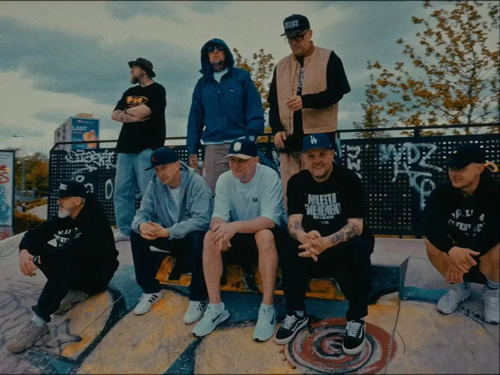 Numer Raz i Molesta Ewenement w klipie do utworu pt. Ślady